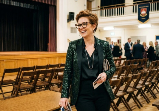 Sašio sam haljinu za školsku svečanost moje ćerke od svilenih marama moje preminule žene — jedna žena ju je direktno ismejala u sali. - content image