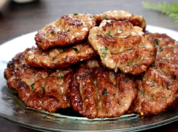 Umesto prezli u faširane šnicle stavite ovaj sastojak: Spolja će biti hrskave, a iznutra mekane i sočne - featured image Umesto prezli u faširane šnicle stavite ovaj sastojak: Spolja će biti hrskave, a iznutra mekane i sočne - featured image