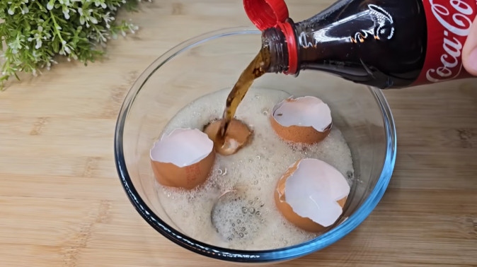 Uzmite ljuske od jaja, običnu K0LU i sačuvajte 0vaj domaći trik: Koristim ga godinama i preporučujem svima - featured image Uzmite ljuske od jaja, običnu K0LU i sačuvajte 0vaj domaći trik: Koristim ga godinama i preporučujem svima - featured image