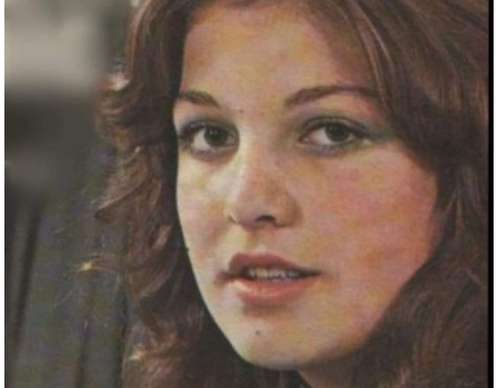 OVA FOTOGRAFIJA JE NASTALA 1974. GODINE: Da li prepoznajete pjevačicu na slici, NEMA OSOBE NA BALKANU KOJA NE ZNA NJENE PJESME - featured image OVA FOTOGRAFIJA JE NASTALA 1974. GODINE: Da li prepoznajete pjevačicu na slici, NEMA OSOBE NA BALKANU KOJA NE ZNA NJENE PJESME - featured image