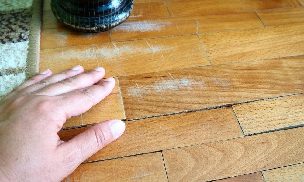 Parket vam je izgreban? Ne treba vam majstor: KUĆNI TRIKOVI KAKO DA GA SAMI OBNOVITE - featured image Parket vam je izgreban? Ne treba vam majstor: KUĆNI TRIKOVI KAKO DA GA SAMI OBNOVITE - featured image