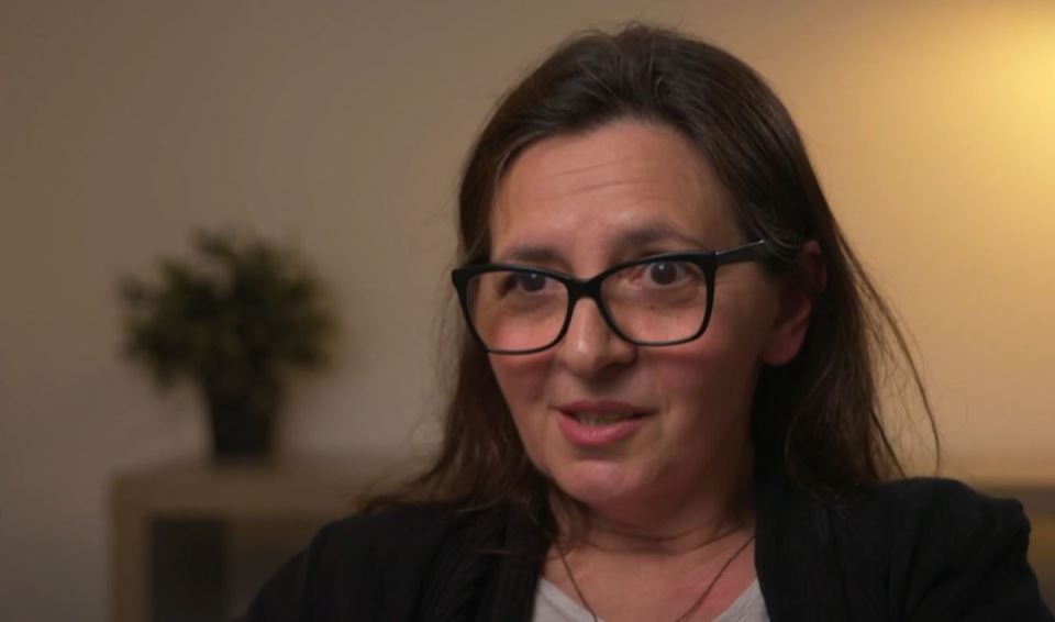 Jasmina je nakon smrti roditelja nasledila 2 saksije, a njen brat 3 kuće i 2 placa: Ali tek nakon ovih reči shvatila je surovu istinu koja joj je slomila srce - featured image Jasmina je nakon smrti roditelja nasledila 2 saksije, a njen brat 3 kuće i 2 placa: Ali tek nakon ovih reči shvatila je surovu istinu koja joj je slomila srce - featured image