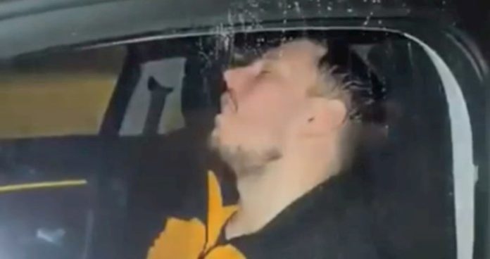 Tip je zaspao za volanom, čitav internet umire od smijeha zbog načina na koji se probudio - featured image Tip je zaspao za volanom, čitav internet umire od smijeha zbog načina na koji se probudio - featured image