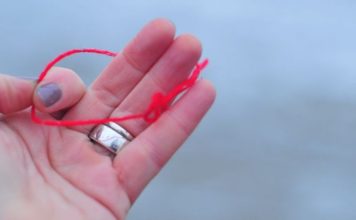 MNOGI NOSE CRVENI KONAC OKO RUKE, A NEMAJU POJMA ŠTA TO ZNAČI: Evo šta on simbolizuje MNOGI NOSE CRVENI KONAC OKO RUKE, A NEMAJU POJMA ŠTA TO ZNAČI: Evo šta on simbolizuje - featured image