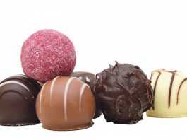 Kupac pazario čokoladne bombone, pa mu se zgadio život! Nije za one sa slabim želucem! (VIDEO) Kupac pazario čokoladne bombone, pa mu se zgadio život! Nije za one sa slabim želucem! (VIDEO) - featured image