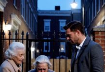 Sin milijarder došao je kući nakon nekoliko tjedana odsustva – ali kada je susjed šapnuo: “Tvoja mama ide od vrata do vrata tražeći hranu”, on se smrznuo… Sin milijarder došao je kući nakon nekoliko tjedana odsustva – ali kada je susjed šapnuo: “Tvoja mama ide od vrata do vrata tražeći hranu”, on se smrznuo… - featured image