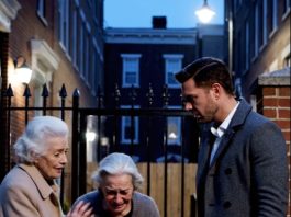 Sin milijarder došao je kući nakon nekoliko tjedana odsustva – ali kada je susjed šapnuo: “Tvoja mama ide od vrata do vrata tražeći hranu”, on se smrznuo… Sin milijarder došao je kući nakon nekoliko tjedana odsustva – ali kada je susjed šapnuo: “Tvoja mama ide od vrata do vrata tražeći hranu”, on se smrznuo… - featured image