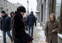 Baka je prodavala heklane stolnjake na ulici na minus deset, a bogatašica ju je gurnula: ‘Skloni te krpe s puta!’. Sutradan je ta bogatašica u bolnici saznala ko je anonimno platio operaciju njenom detetu. Baka je prodavala heklane stolnjake na ulici na minus deset, a bogatašica ju je gurnula: ‘Skloni te krpe s puta!’. Sutradan je ta bogatašica u bolnici saznala ko je anonimno platio operaciju njenom detetu. - featured image