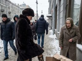 Baka je prodavala heklane stolnjake na ulici na minus deset, a bogatašica ju je gurnula: ‘Skloni te krpe s puta!’. Sutradan je ta bogatašica u bolnici saznala ko je anonimno platio operaciju njenom detetu. Baka je prodavala heklane stolnjake na ulici na minus deset, a bogatašica ju je gurnula: ‘Skloni te krpe s puta!’. Sutradan je ta bogatašica u bolnici saznala ko je anonimno platio operaciju njenom detetu. - featured image