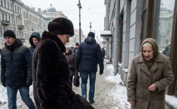 Baka je prodavala heklane stolnjake na ulici na minus deset, a bogatašica ju je gurnula: ‘Skloni te krpe s puta!’. Sutradan je ta bogatašica u bolnici saznala ko je anonimno platio operaciju njenom detetu. Baka je prodavala heklane stolnjake na ulici na minus deset, a bogatašica ju je gurnula: ‘Skloni te krpe s puta!’. Sutradan je ta bogatašica u bolnici saznala ko je anonimno platio operaciju njenom detetu. - featured image