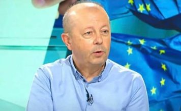 Ljudi misle da im je pao pritisak, a ustvari srce je stalo na trenutak: Srpski kardiolog otkrio šta prvo da uradite kad preskače i lupa Ljudi misle da im je pao pritisak, a ustvari srce je stalo na trenutak: Srpski kardiolog otkrio šta prvo da uradite kad preskače i lupa - featured image