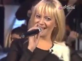 Harala je estradnom scenom 90-ih pa se povukla sa scene: Bila je ljubavnica, a onda se udala za 10 godina mlašeg oficira i u 42. godini rodila sina Harala je estradnom scenom 90-ih pa se povukla sa scene: Bila je ljubavnica, a onda se udala za 10 godina mlašeg oficira i u 42. godini rodila sina - featured image