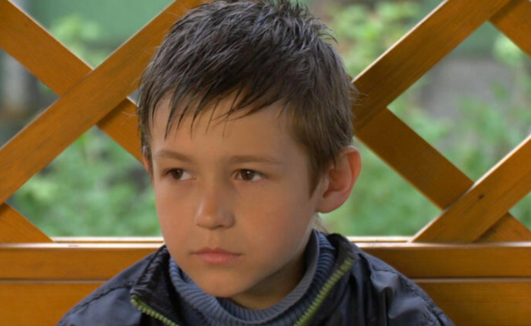 Čim se rodio majka ga je bacila u smeće: Uzeo ga je čovek iz gradske čistoće, posle 12 godina je shvatio šta je uradio - featured image Čim se rodio majka ga je bacila u smeće: Uzeo ga je čovek iz gradske čistoće, posle 12 godina je shvatio šta je uradio - featured image