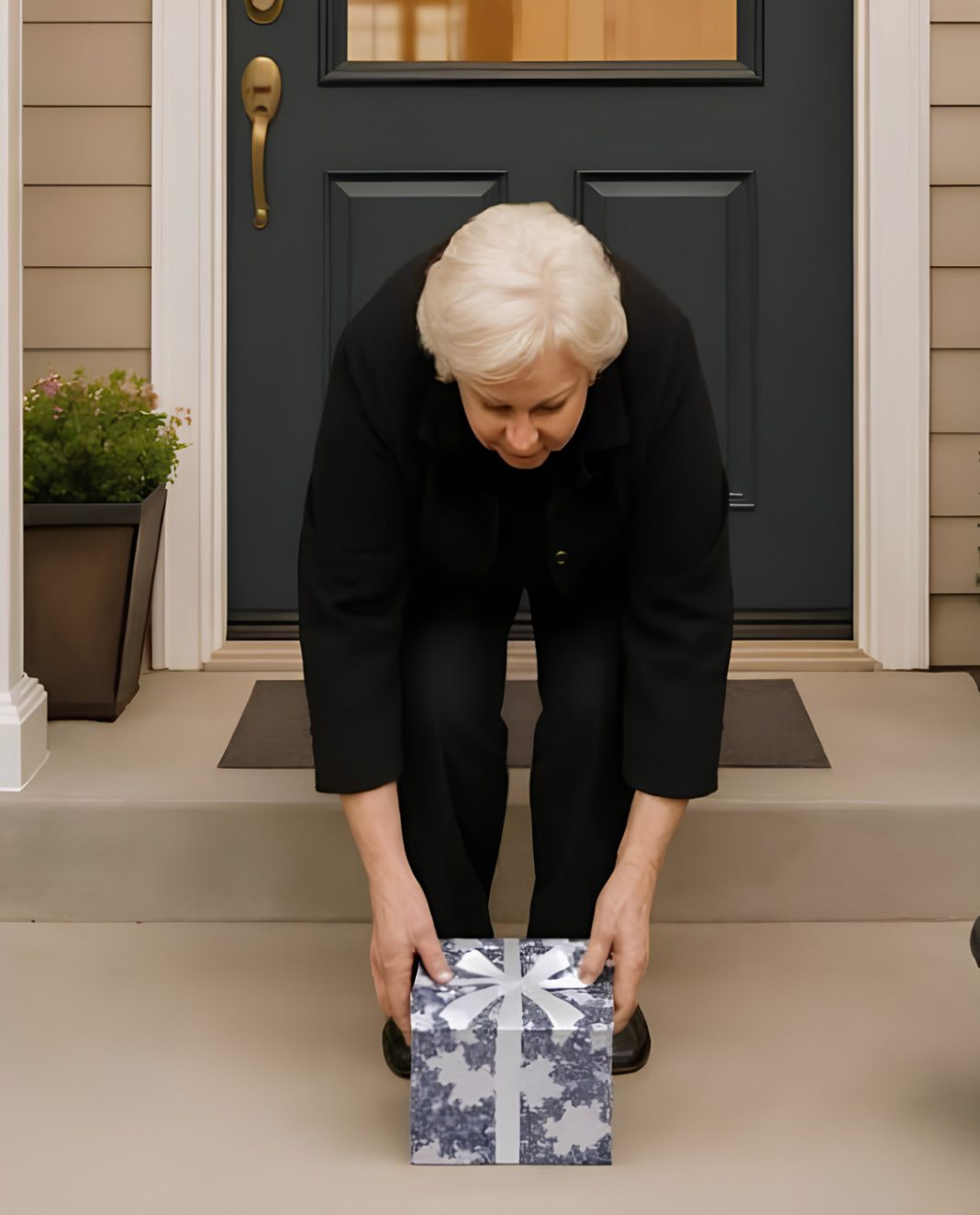 Moja svekrva je došla na rođendan mog unuka, ostavila poklon na pragu i jednako brzo otišla. A kada smo otvorili kutiju, ostali smo zapanjeni onim što smo pronašli unutra. - featured image Moja svekrva je došla na rođendan mog unuka, ostavila poklon na pragu i jednako brzo otišla. A kada smo otvorili kutiju, ostali smo zapanjeni onim što smo pronašli unutra. - featured image