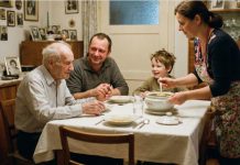 Sin je terao starog oca da jede sam u ćošku iz drvene činije, a onda mu je njegovo dete priredilo lekciju od koje je zanemeo Sin je terao starog oca da jede sam u ćošku iz drvene činije, a onda mu je njegovo dete priredilo lekciju od koje je zanemeo - featured image