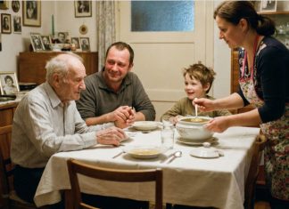 Sin je terao starog oca da jede sam u ćošku iz drvene činije, a onda mu je njegovo dete priredilo lekciju od koje je zanemeo Sin je terao starog oca da jede sam u ćošku iz drvene činije, a onda mu je njegovo dete priredilo lekciju od koje je zanemeo - featured image