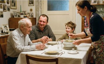 Sin je terao starog oca da jede sam u ćošku iz drvene činije, a onda mu je njegovo dete priredilo lekciju od koje je zanemeo Sin je terao starog oca da jede sam u ćošku iz drvene činije, a onda mu je njegovo dete priredilo lekciju od koje je zanemeo - featured image
