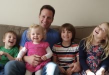 Pomogao sam nepoznatoj starici u marketu – nisam znao ko stoji iza nje Pomogao sam nepoznatoj starici u marketu – nisam znao ko stoji iza nje - featured image