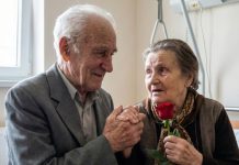 Svakog dana posećuje ženu koja ne zna ko je on i pretvara se da je stranac samo da bi je video nasmejanu Svakog dana posećuje ženu koja ne zna ko je on i pretvara se da je stranac samo da bi je video nasmejanu - featured image