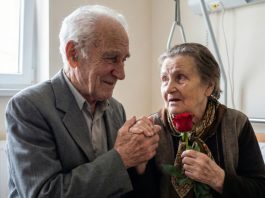 Svakog dana posećuje ženu koja ne zna ko je on i pretvara se da je stranac samo da bi je video nasmejanu Svakog dana posećuje ženu koja ne zna ko je on i pretvara se da je stranac samo da bi je video nasmejanu - featured image