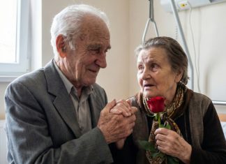 Svakog dana posećuje ženu koja ne zna ko je on i pretvara se da je stranac samo da bi je video nasmejanu Svakog dana posećuje ženu koja ne zna ko je on i pretvara se da je stranac samo da bi je video nasmejanu - featured image