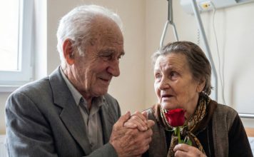 Svakog dana posećuje ženu koja ne zna ko je on i pretvara se da je stranac samo da bi je video nasmejanu Svakog dana posećuje ženu koja ne zna ko je on i pretvara se da je stranac samo da bi je video nasmejanu - featured image