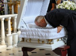 Posle sahrane voljene osobe odmah se iznose 4 stvari napolje: Narodno verovanje kaže da duša ne može da ode dok su one tu Posle sahrane voljene osobe odmah se iznose 4 stvari napolje: Narodno verovanje kaže da duša ne može da ode dok su one tu - featured image