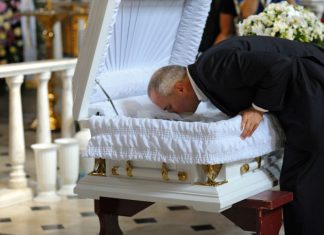 Posle sahrane voljene osobe odmah se iznose 4 stvari napolje: Narodno verovanje kaže da duša ne može da ode dok su one tu Posle sahrane voljene osobe odmah se iznose 4 stvari napolje: Narodno verovanje kaže da duša ne može da ode dok su one tu - featured image