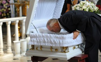 Posle sahrane voljene osobe odmah se iznose 4 stvari napolje: Narodno verovanje kaže da duša ne može da ode dok su one tu Posle sahrane voljene osobe odmah se iznose 4 stvari napolje: Narodno verovanje kaže da duša ne može da ode dok su one tu - featured image