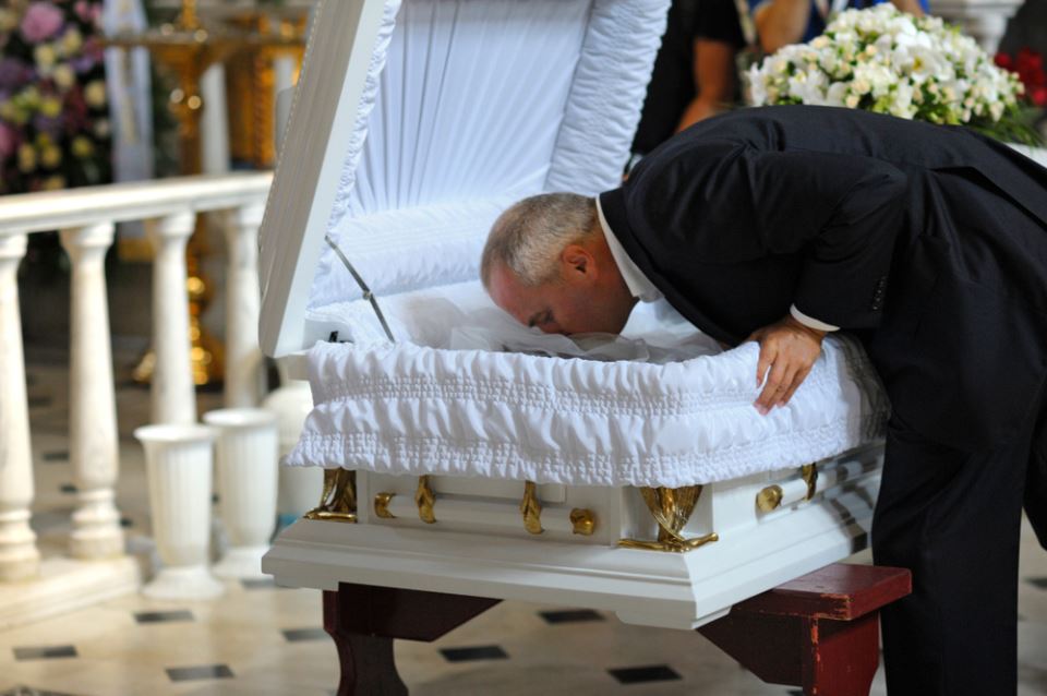 Posle sahrane voljene osobe odmah se iznose 4 stvari napolje: Narodno verovanje kaže da duša ne može da ode dok su one tu - featured image Posle sahrane voljene osobe odmah se iznose 4 stvari napolje: Narodno verovanje kaže da duša ne može da ode dok su one tu - featured image