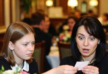 Za stolom je kćerka nezapaženo ubacila u moju ruku papirić: “Mama, odmah se pretvaraj da ti nije dobro i izlazi!” Nisam shvatala što se dešava, ali sam poslušala… Deset minuta kasnije… 😲😲😲 Za stolom je kćerka nezapaženo ubacila u moju ruku papirić: “Mama, odmah se pretvaraj da ti nije dobro i izlazi!” Nisam shvatala što se dešava, ali sam poslušala… Deset minuta kasnije… 😲😲😲 - featured image