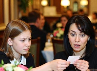 Za stolom je kćerka nezapaženo ubacila u moju ruku papirić: “Mama, odmah se pretvaraj da ti nije dobro i izlazi!” Nisam shvatala što se dešava, ali sam poslušala… Deset minuta kasnije… 😲😲😲 Za stolom je kćerka nezapaženo ubacila u moju ruku papirić: “Mama, odmah se pretvaraj da ti nije dobro i izlazi!” Nisam shvatala što se dešava, ali sam poslušala… Deset minuta kasnije… 😲😲😲 - featured image