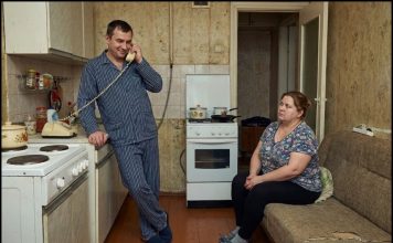 „Mama, kunem ti se, biće puno hrane, a svakome ću dati po deset hiljada kao poklon!“ – razlagao je muž na telefonu svojoj majci pred novogodišnje praznike. Međutim, kada je tačno u šest sati popodne svečana svjećica svastike dovela celu bučnu ekipu do njihovog praga, nije bilo nikakve trpeze. Lica prisutnih su dobila ZELENI ton pri pogledu na ono što je bilo pred njima… 😲😲😲 „Mama, kunem ti se, biće puno hrane, a svakome ću dati po deset hiljada kao poklon!“ – razlagao je muž na telefonu svojoj majci pred novogodišnje praznike. Međutim, kada je tačno u šest sati popodne svečana svjećica svastike dovela celu bučnu ekipu do njihovog praga, nije bilo nikakve trpeze. Lica prisutnih su dobila ZELENI ton pri pogledu na ono što je bilo pred njima… 😲😲😲 - featured image