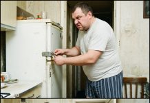 „Pošto ti slabo zarađuješ, hrana u frižideru je samo moja!“ — izjavio je muž i stavio zaključavač na vrata. Slegla sam ramenima. Naveče je došao kući i video me kako jedem jastoge.. Moj odgovor ga je naterao da padne na stolicu… 😲😲😲 „Pošto ti slabo zarađuješ, hrana u frižideru je samo moja!“ — izjavio je muž i stavio zaključavač na vrata. Slegla sam ramenima. Naveče je došao kući i video me kako jedem jastoge.. Moj odgovor ga je naterao da padne na stolicu… 😲😲😲 - featured image