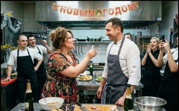 Imam 33 godine, i pijana sam predložila 55-godišnjem kuvaru iz naše kafeterije da se venčamo. On je pristao. Ujutro sam došla k sebi, ali već smo bili u matičnom uredu. A onda me pozvao generalni direktor u kancelariju: „Znate li uopšte za koga ste se udali?“ Zaledila sam se kada sam saznala ISTINU… 😲😲😲 Imam 33 godine, i pijana sam predložila 55-godišnjem kuvaru iz naše kafeterije da se venčamo. On je pristao. Ujutro sam došla k sebi, ali već smo bili u matičnom uredu. A onda me pozvao generalni direktor u kancelariju: „Znate li uopšte za koga ste se udali?“ Zaledila sam se kada sam saznala ISTINU… 😲😲😲 - featured image