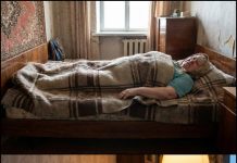 Skrila sam od paralizovane majke muža da sam postavila skrivene kamere, a kada sam vidjela snimke, jedva sam ostala pri zdravom razumu. Te iste noći izložila sam njihove kofere na stepeništu i odmah promenila sve brave. Tek kasnije mi je komšinica šapnula: „Bože, pa zato su oni…“… 😲😲😲 Skrila sam od paralizovane majke muža da sam postavila skrivene kamere, a kada sam vidjela snimke, jedva sam ostala pri zdravom razumu. Te iste noći izložila sam njihove kofere na stepeništu i odmah promenila sve brave. Tek kasnije mi je komšinica šapnula: „Bože, pa zato su oni…“… 😲😲😲 - featured image