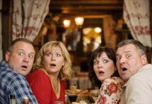 Pozvali su je na sastanak bivših učenika nakon 25 godina, da se smeju, kao što su to radili u školskim danima… Ali čim je ušla u salu, svi su ZAMRLI………..😲😲😲 Pozvali su je na sastanak bivših učenika nakon 25 godina, da se smeju, kao što su to radili u školskim danima… Ali čim je ušla u salu, svi su ZAMRLI………..😲😲😲 - featured image