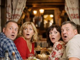 Pozvali su je na sastanak bivših učenika nakon 25 godina, da se smeju, kao što su to radili u školskim danima… Ali čim je ušla u salu, svi su ZAMRLI………..😲😲😲 Pozvali su je na sastanak bivših učenika nakon 25 godina, da se smeju, kao što su to radili u školskim danima… Ali čim je ušla u salu, svi su ZAMRLI………..😲😲😲 - featured image