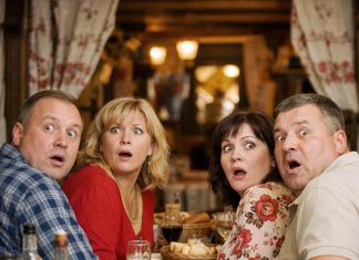 Pozvali su je na sastanak bivših učenika nakon 25 godina, da se smeju, kao što su to radili u školskim danima… Ali čim je ušla u salu, svi su ZAMRLI………..😲😲😲 Pozvali su je na sastanak bivših učenika nakon 25 godina, da se smeju, kao što su to radili u školskim danima… Ali čim je ušla u salu, svi su ZAMRLI………..😲😲😲 - featured image