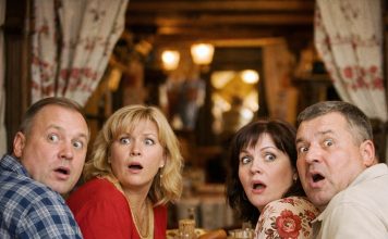 Pozvali su je na sastanak bivših učenika nakon 25 godina, da se smeju, kao što su to radili u školskim danima… Ali čim je ušla u salu, svi su ZAMRLI………..😲😲😲 Pozvali su je na sastanak bivših učenika nakon 25 godina, da se smeju, kao što su to radili u školskim danima… Ali čim je ušla u salu, svi su ZAMRLI………..😲😲😲 - featured image