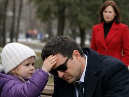 Šapat devojčice iz parka: “Nisi slep, tvoja žena ti nešto sipa u hranu” — istina koja je isplivala iz sudopere Šapat devojčice iz parka: “Nisi slep, tvoja žena ti nešto sipa u hranu” — istina koja je isplivala iz sudopere - featured image