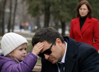 Šapat devojčice iz parka: “Nisi slep, tvoja žena ti nešto sipa u hranu” — istina koja je isplivala iz sudopere Šapat devojčice iz parka: “Nisi slep, tvoja žena ti nešto sipa u hranu” — istina koja je isplivala iz sudopere - featured image