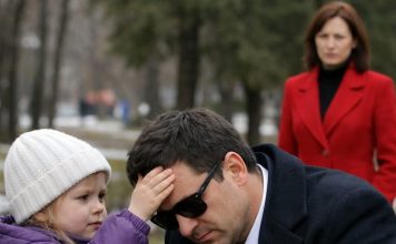 Šapat devojčice iz parka: “Nisi slep, tvoja žena ti nešto sipa u hranu” — istina koja je isplivala iz sudopere Šapat devojčice iz parka: “Nisi slep, tvoja žena ti nešto sipa u hranu” — istina koja je isplivala iz sudopere - featured image