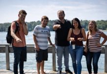 Unuk je gurnuo babu u jezero, dobro znajući da ona ne zna da pliva i da se boji vode, samo da bi se zabavljao: rodbina je stajala pored, smejala se, ali niko od njih nije ni slutio šta će ova žena uraditi čim izađe iz vode 😢😱 Unuk je gurnuo babu u jezero, dobro znajući da ona ne zna da pliva i da se boji vode, samo da bi se zabavljao: rodbina je stajala pored, smejala se, ali niko od njih nije ni slutio šta će ova žena uraditi čim izađe iz vode 😢😱 - featured image