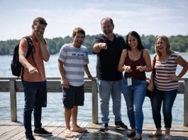 Unuk je gurnuo babu u jezero, dobro znajući da ona ne zna da pliva i da se boji vode, samo da bi se zabavljao: rodbina je stajala pored, smejala se, ali niko od njih nije ni slutio šta će ova žena uraditi čim izađe iz vode 😢😱 Unuk je gurnuo babu u jezero, dobro znajući da ona ne zna da pliva i da se boji vode, samo da bi se zabavljao: rodbina je stajala pored, smejala se, ali niko od njih nije ni slutio šta će ova žena uraditi čim izađe iz vode 😢😱 - featured image