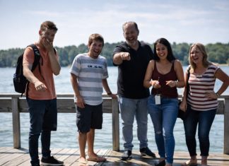 Unuk je gurnuo babu u jezero, dobro znajući da ona ne zna da pliva i da se boji vode, samo da bi se zabavljao: rodbina je stajala pored, smejala se, ali niko od njih nije ni slutio šta će ova žena uraditi čim izađe iz vode 😢😱 Unuk je gurnuo babu u jezero, dobro znajući da ona ne zna da pliva i da se boji vode, samo da bi se zabavljao: rodbina je stajala pored, smejala se, ali niko od njih nije ni slutio šta će ova žena uraditi čim izađe iz vode 😢😱 - featured image