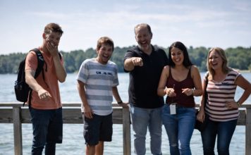 Unuk je gurnuo babu u jezero, dobro znajući da ona ne zna da pliva i da se boji vode, samo da bi se zabavljao: rodbina je stajala pored, smejala se, ali niko od njih nije ni slutio šta će ova žena uraditi čim izađe iz vode 😢😱 Unuk je gurnuo babu u jezero, dobro znajući da ona ne zna da pliva i da se boji vode, samo da bi se zabavljao: rodbina je stajala pored, smejala se, ali niko od njih nije ni slutio šta će ova žena uraditi čim izađe iz vode 😢😱 - featured image