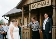 Četiri sata sam se borila za život petogodišnjeg dečaka. Zakasnila sam na vlastito venčanje, a 20 osoba iz porodice mog budućeg muža mi je blokiralo put: „Skloni se, sin se već oženio s drugom!“ Ali kad su saznali čije dete sam spasila… Svi su odmah postali loše… 😲😲😲 Četiri sata sam se borila za život petogodišnjeg dečaka. Zakasnila sam na vlastito venčanje, a 20 osoba iz porodice mog budućeg muža mi je blokiralo put: „Skloni se, sin se već oženio s drugom!“ Ali kad su saznali čije dete sam spasila… Svi su odmah postali loše… 😲😲😲 - featured image