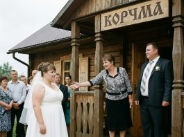 Četiri sata sam se borila za život petogodišnjeg dečaka. Zakasnila sam na vlastito venčanje, a 20 osoba iz porodice mog budućeg muža mi je blokiralo put: „Skloni se, sin se već oženio s drugom!“ Ali kad su saznali čije dete sam spasila… Svi su odmah postali loše… 😲😲😲 Četiri sata sam se borila za život petogodišnjeg dečaka. Zakasnila sam na vlastito venčanje, a 20 osoba iz porodice mog budućeg muža mi je blokiralo put: „Skloni se, sin se već oženio s drugom!“ Ali kad su saznali čije dete sam spasila… Svi su odmah postali loše… 😲😲😲 - featured image