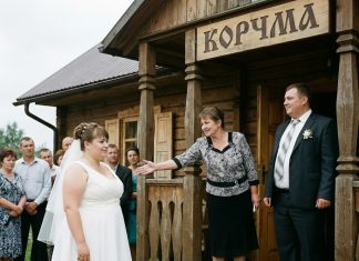 Četiri sata sam se borila za život petogodišnjeg dečaka. Zakasnila sam na vlastito venčanje, a 20 osoba iz porodice mog budućeg muža mi je blokiralo put: „Skloni se, sin se već oženio s drugom!“ Ali kad su saznali čije dete sam spasila… Svi su odmah postali loše… 😲😲😲 Četiri sata sam se borila za život petogodišnjeg dečaka. Zakasnila sam na vlastito venčanje, a 20 osoba iz porodice mog budućeg muža mi je blokiralo put: „Skloni se, sin se već oženio s drugom!“ Ali kad su saznali čije dete sam spasila… Svi su odmah postali loše… 😲😲😲 - featured image